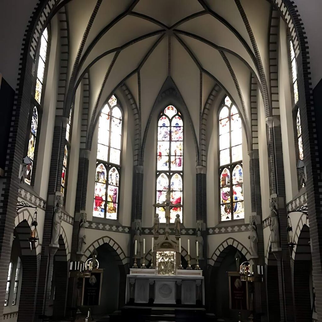 De gebrandschilderde ramen in het koor van de kerk